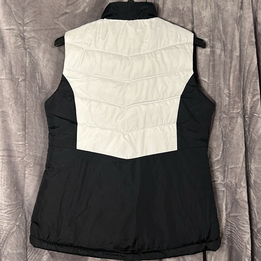 NFL Los Vegas Raiders Football Women’s Puffer Vest Size Medium & Large - Picture 5 of 5